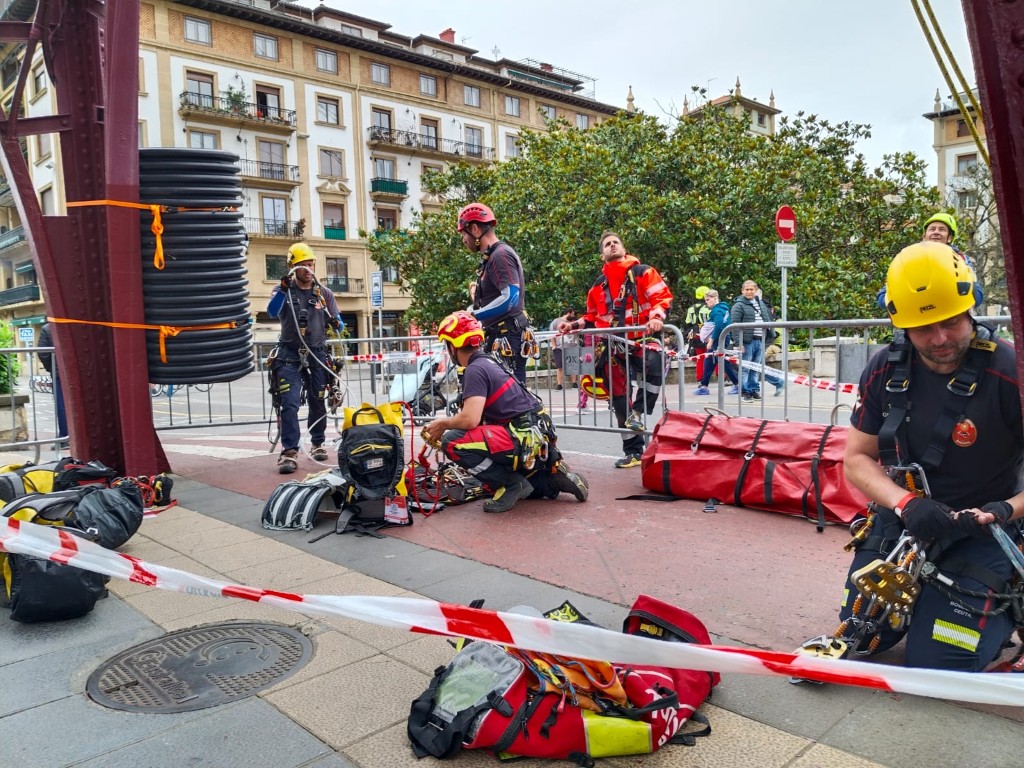 Los bomberos de Ceuta participan en una jornada de rescate vertical en Vizcaya