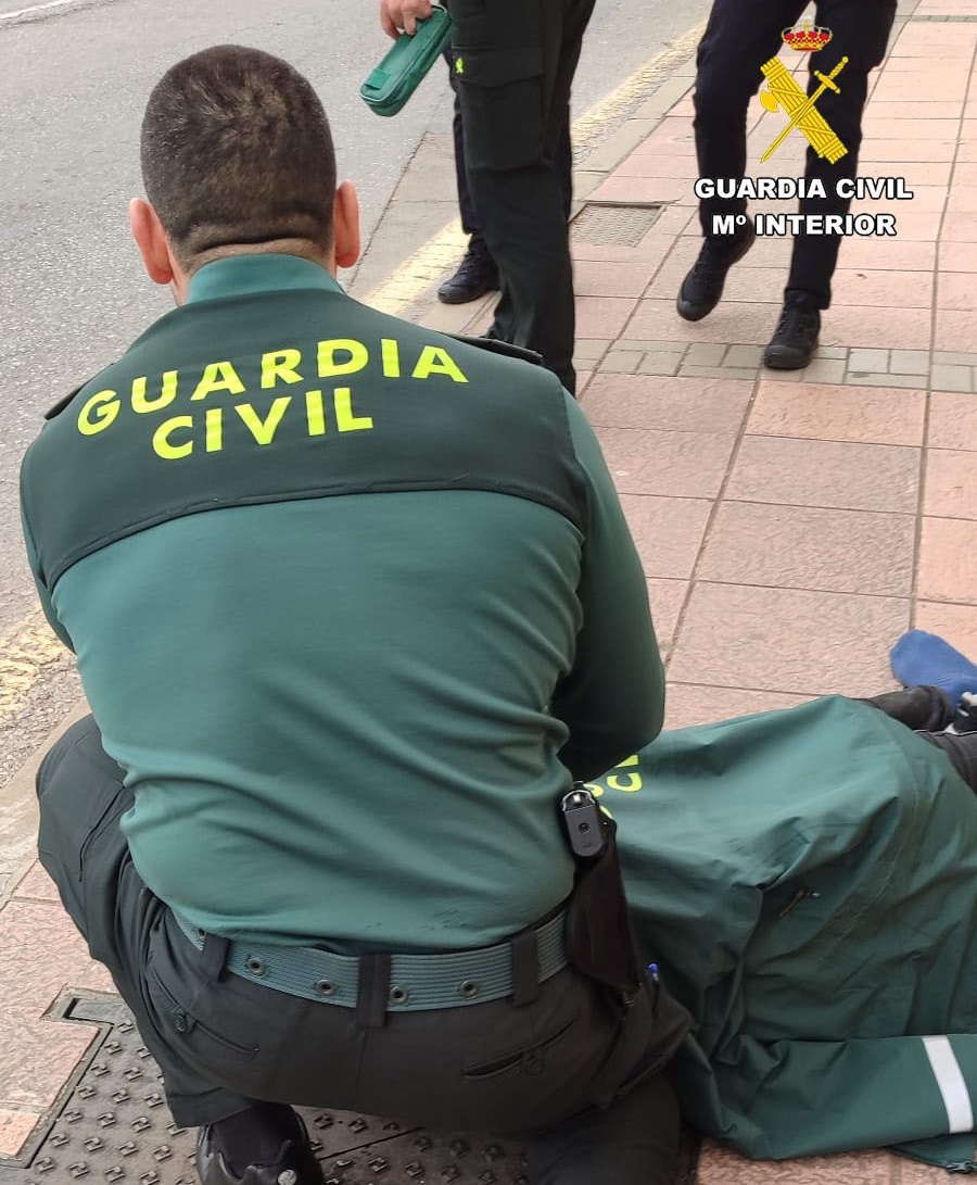 La Guardia Civil auxilia de urgencia a un ciudadano que sufrió graves convulsiones en la avenida de Otero