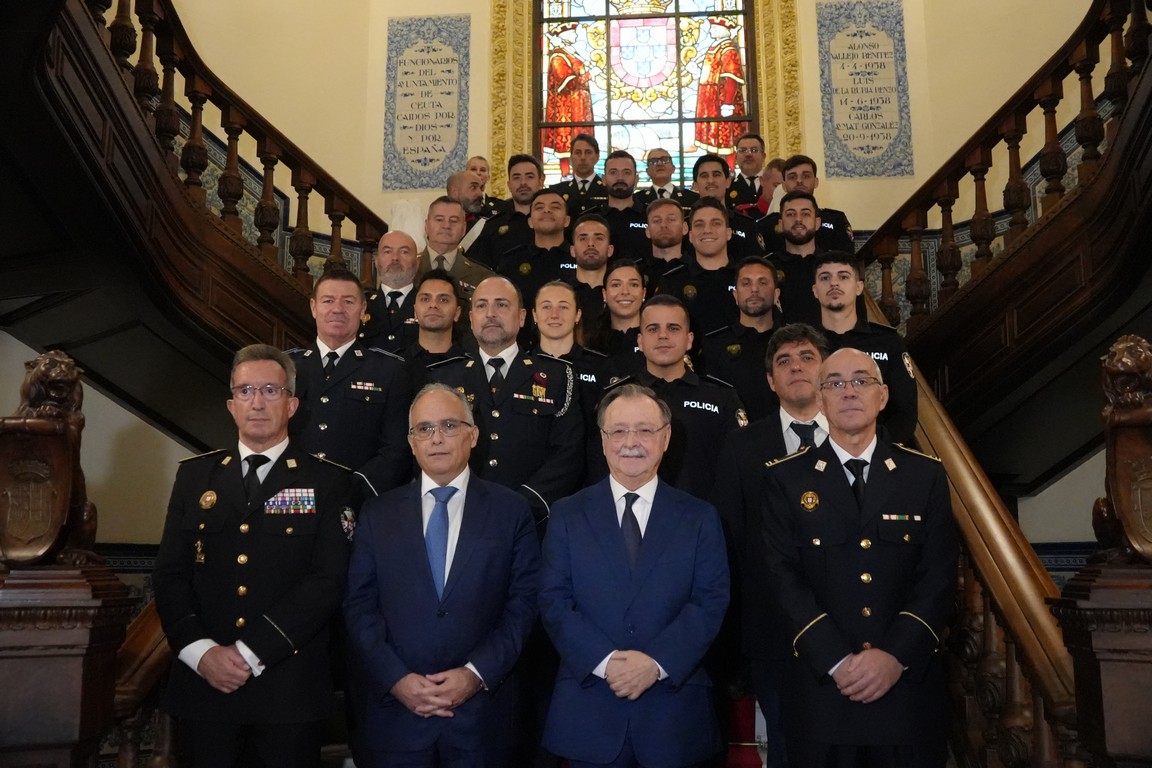Vivas da la bienvenida a 15 nuevos agentes de la Policía Local y apela al “deber por encima del deseo”
