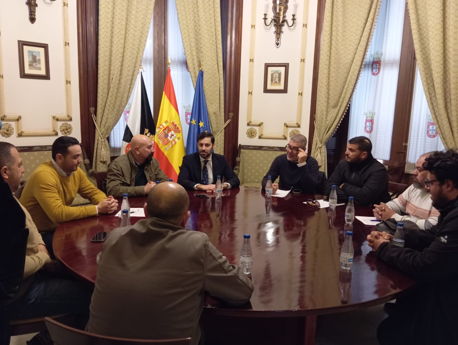 El sector del taxi expone sus inquietudes al Gobierno local