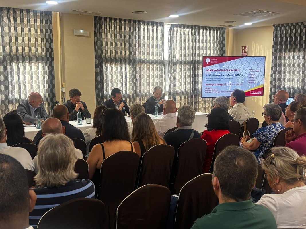 DENAES aborda en Murcia el problema de la inmigración descontrolada y expone el caso de Ceuta como “laboratorio de las políticas migratorias de Sánchez” 