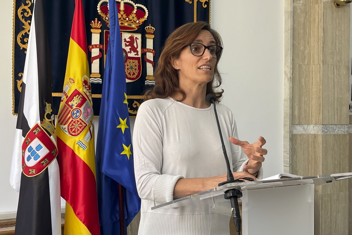 Mónica García dice que es una “alegría” que se permita utilizar el campamento en el puerto