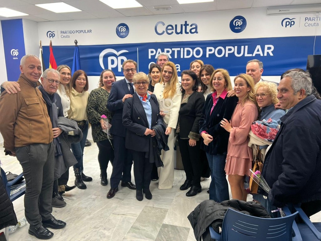 Nazaret Compaz emociona al recoger el premio Mujer 10 del PP cantando ‘A mi manera’ y con su hija como protagonista