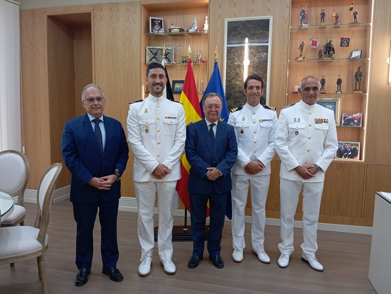 Juan Vivas recibe al nuevo comandante del patrullero "Isla de León" antes del relevo oficial del mando