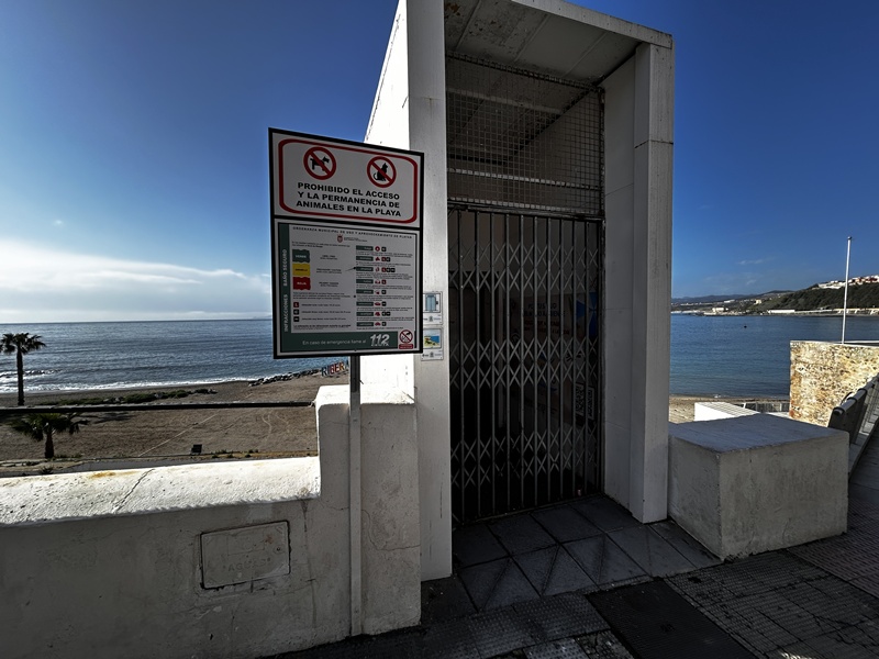 El PSOE exige la apertura inmediata de los ascensores de acceso a las playas