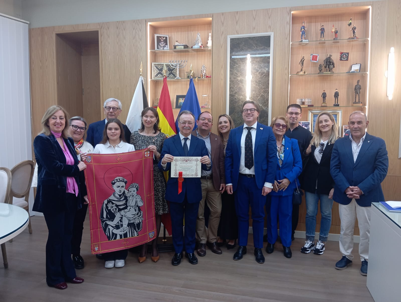 Juan Vivas recibe a la delegación de la Archicofradía de San Antonio de Padua en su llegada a Ceuta