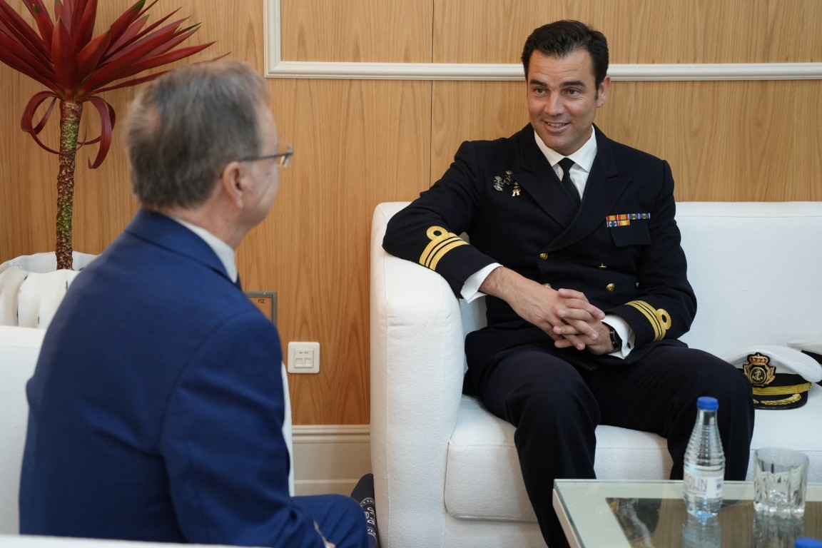 Juan Vivas recibe al comandante del buque de la Armada "Carnota"