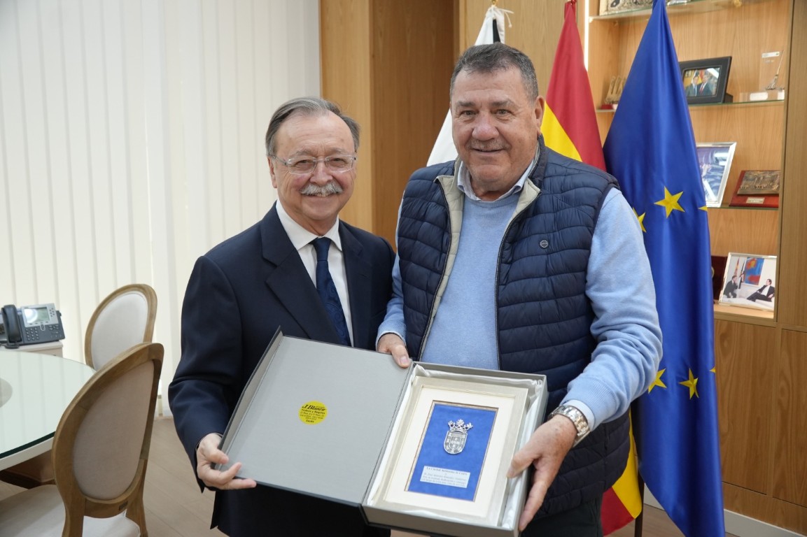 Vivas reconoce la trayectoria del mayordomo del Palacio Autonómico tras su jubilación