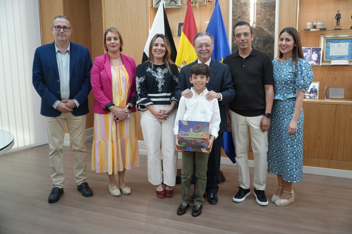 Juan Vivas recibe al joven Manuel Santiago, alumno del Lope de Vega que participó en el concurso escolar "¿Qué es un Rey para tí?"