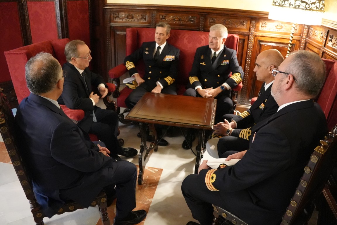 Juan Vivas recibe en su despacho al comandante naval de Ceuta