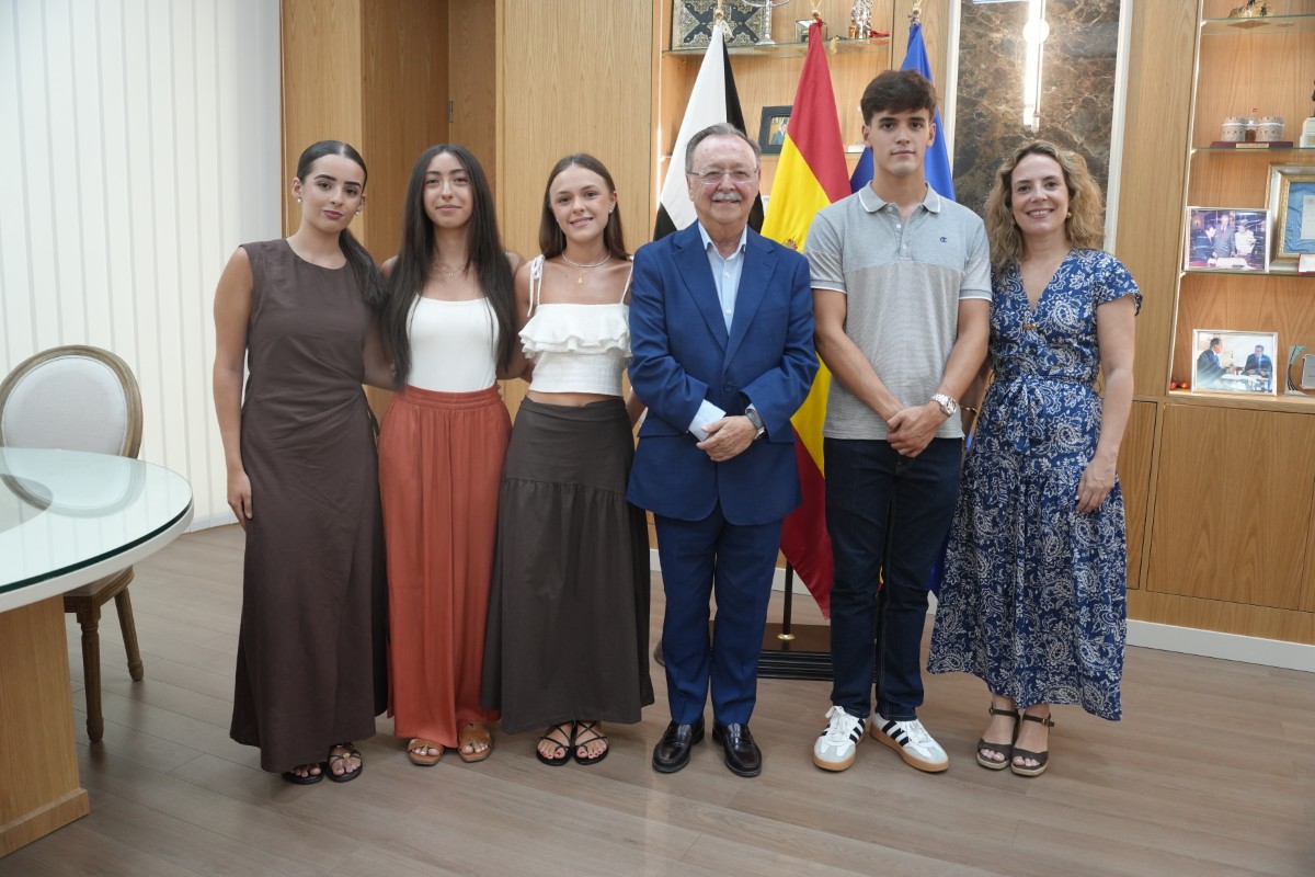 Juan Vivas recibe y reconoce a los estudiantes con mejores notas de la PAU