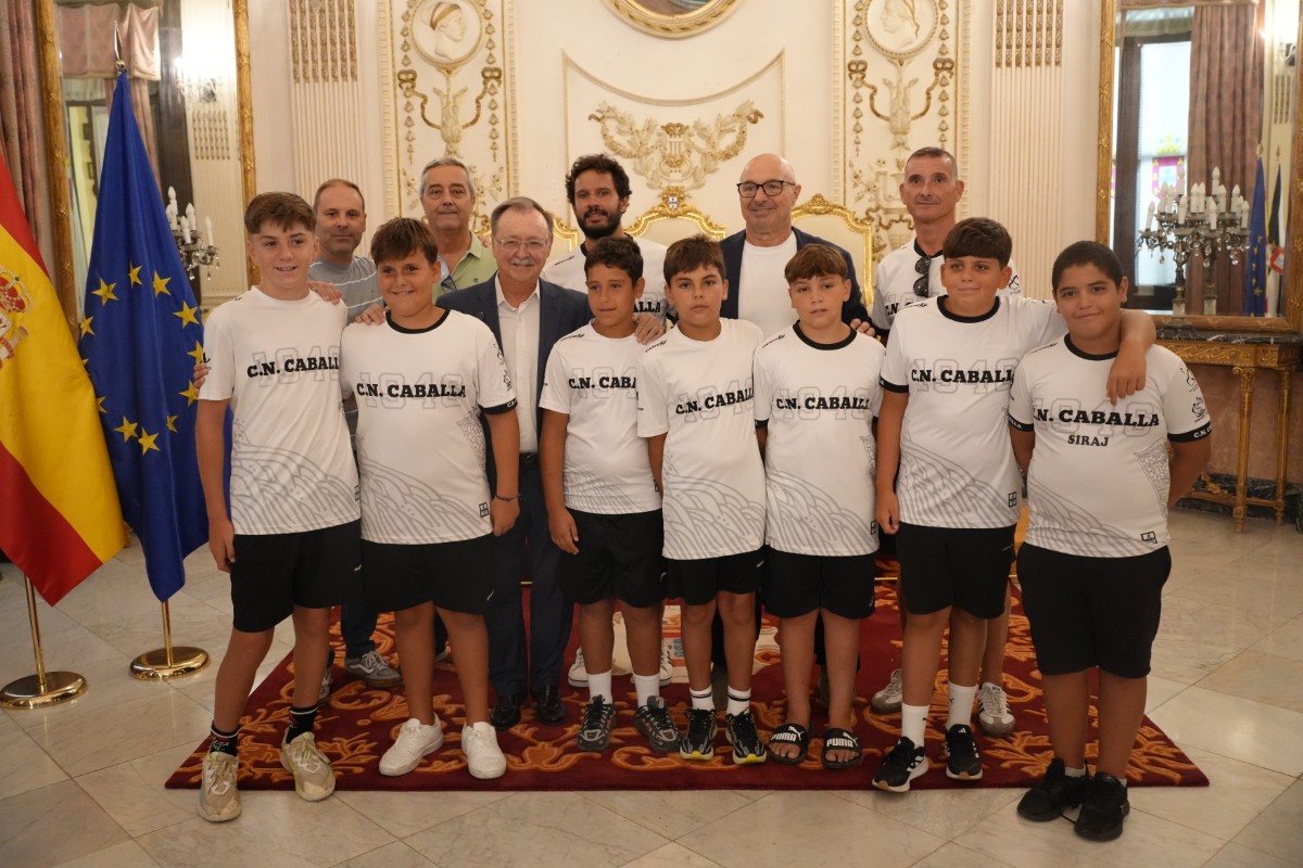 Juan Vivas ofrece una recepción al equipo de alevines del Club Natación Caballa