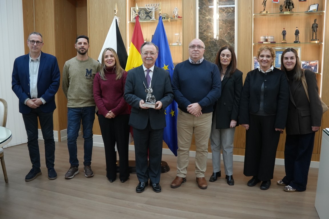 Juan Vivas recibe a la nueva Junta de Gobierno de la hermandad de la Vera Cruz