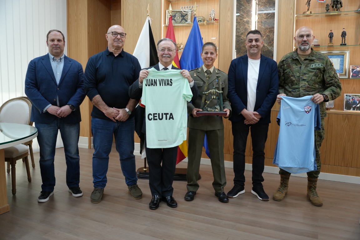 Juan Vivas recibe a la deportista María Romero y destaca su trayectoria como referente del deporte ceutí