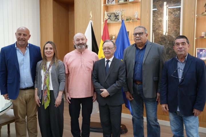 Juan Vivas recibe al cooperante Moncho Ferrer