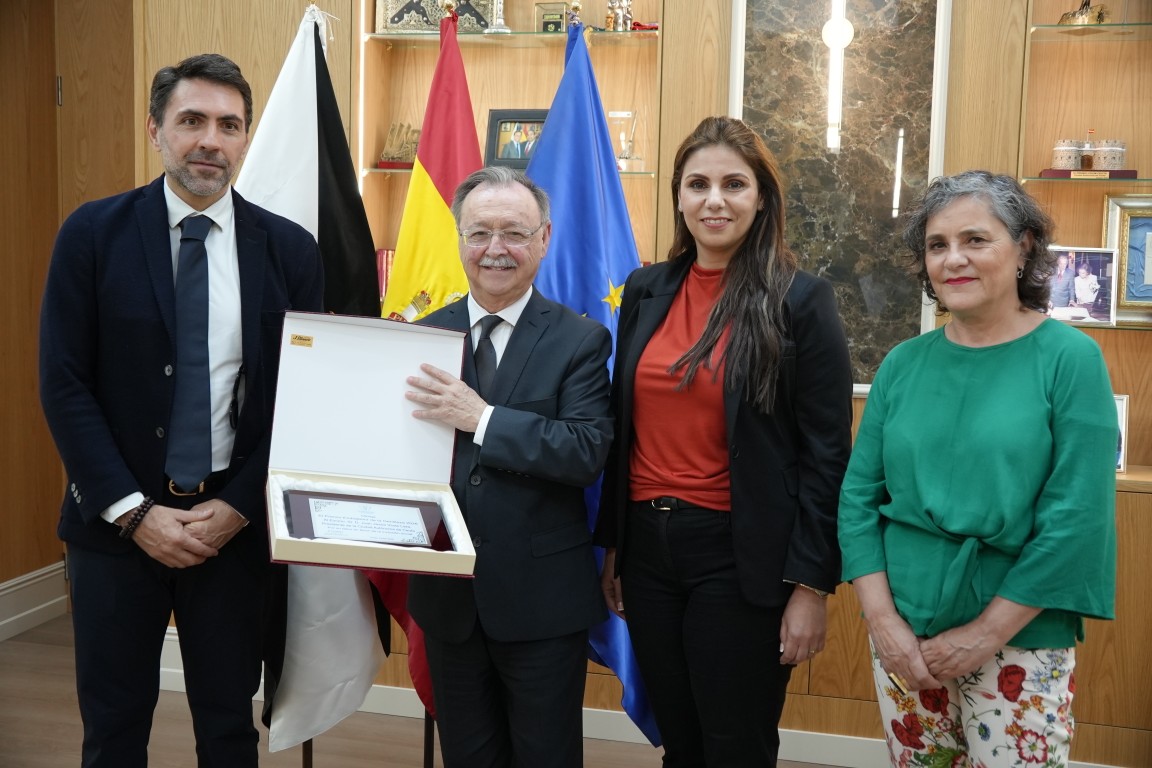 Juan Vivas recibe en su despacho al cofundador del Movimiento Internacional de la Gentileza
