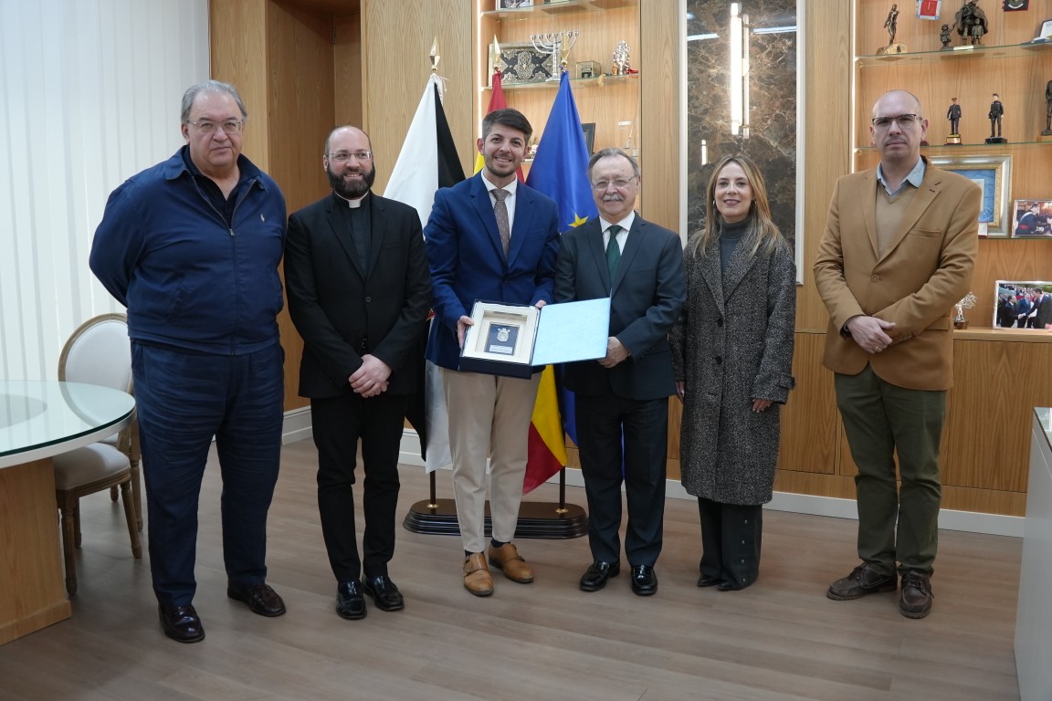 Juan Vivas recibe al pregonero de la Semana Santa, Adán del Campo