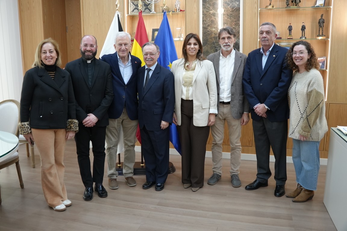 Vivas recibe en su despacho al presidente nacional de Cáritas, Manuel Bretón