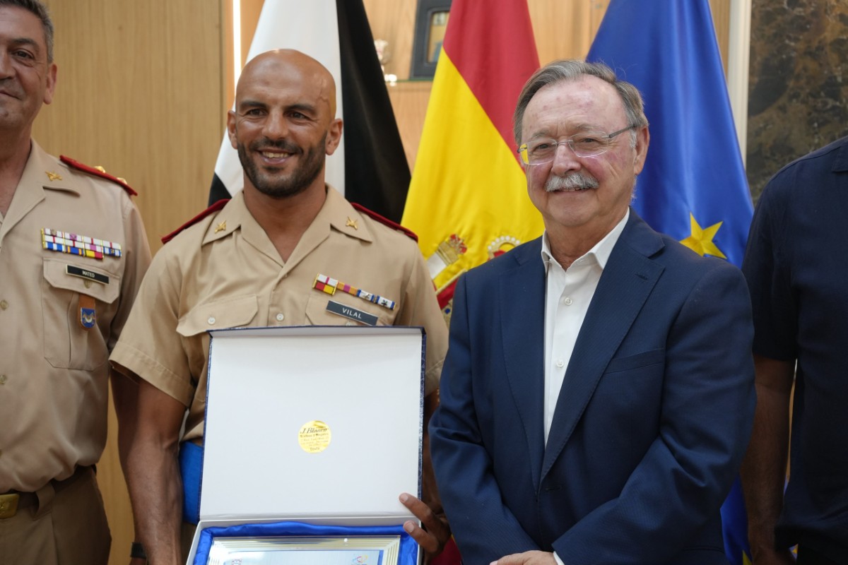Vivas recibe al triatleta Vilal Ahmed en reconocimiento a su trayectoria deportiva