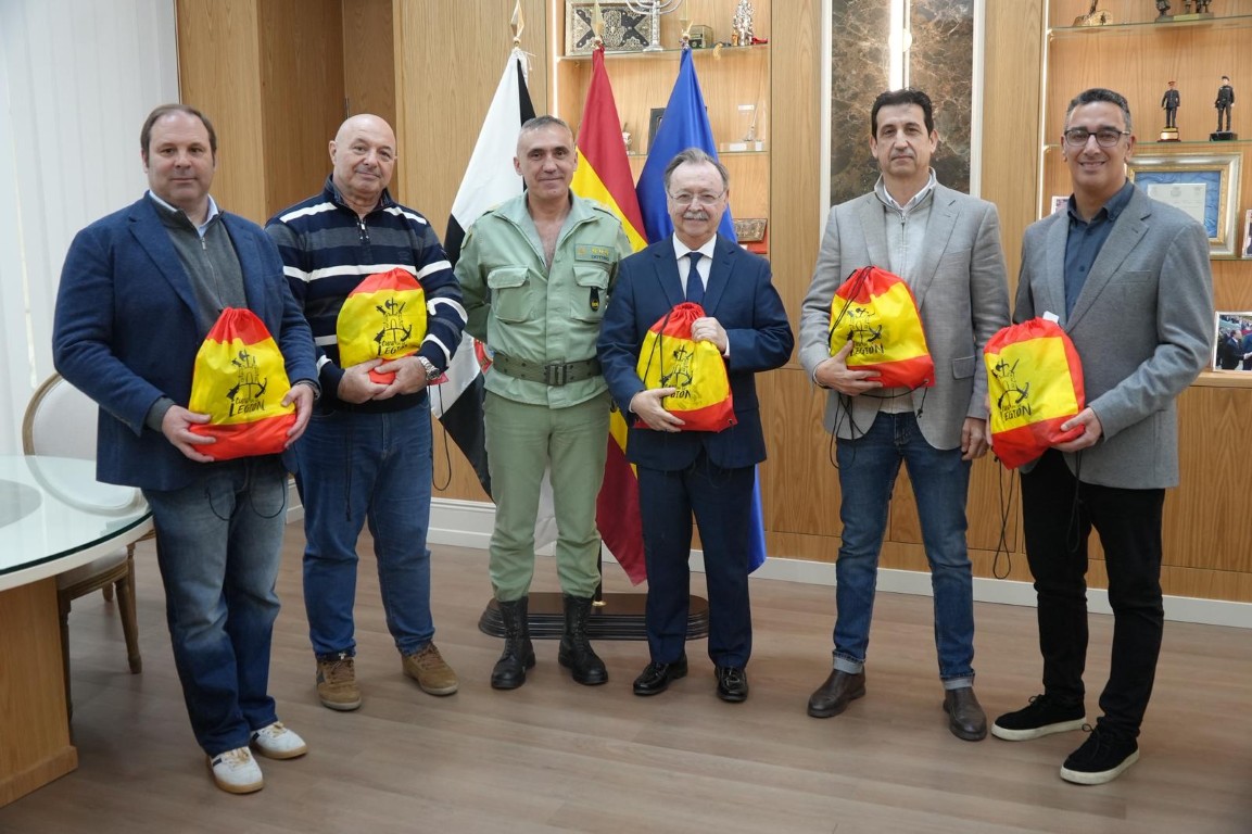 El coronel de La Legión entrega a Juan Vivas la bolsa oficial del corredor de la “X Cuna de la Legión”