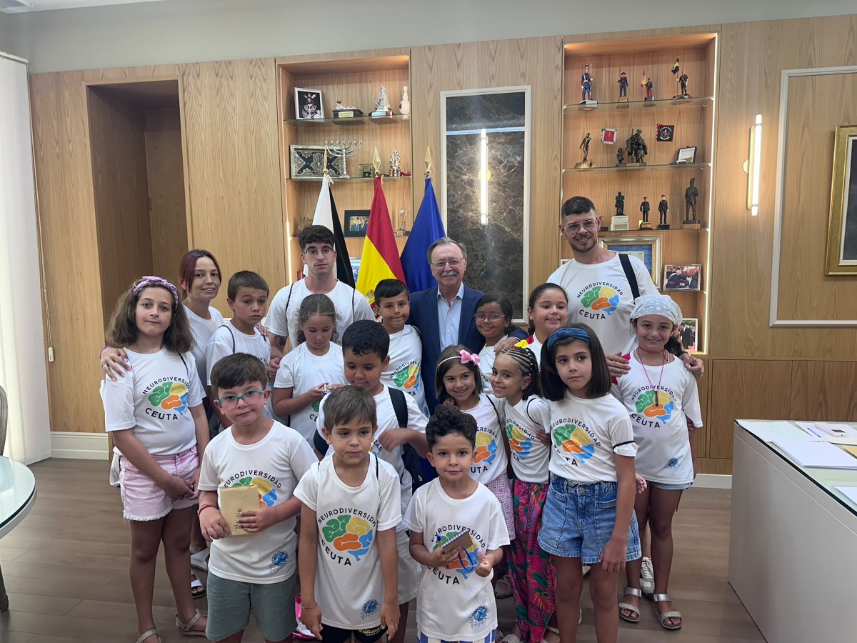 Juan Vivas recibe a un grupo de jóvenes de la Asociación Neurodiversidad Ceuta
