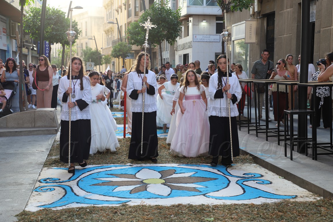El Corpus Christi reúne a cientos de fieles en una tarde marcada por la tradición y la participación infantil