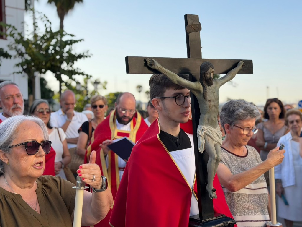 Los fieles arropan al Cristo de los Afligidos en su traslado al Santuario de África antes de su restauración