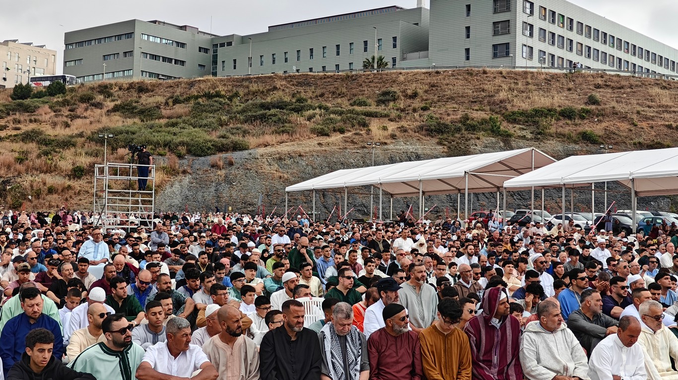 Miles de ceutíes celebran uno de los días más importantes del Islam: la Fiesta del Sacrificio