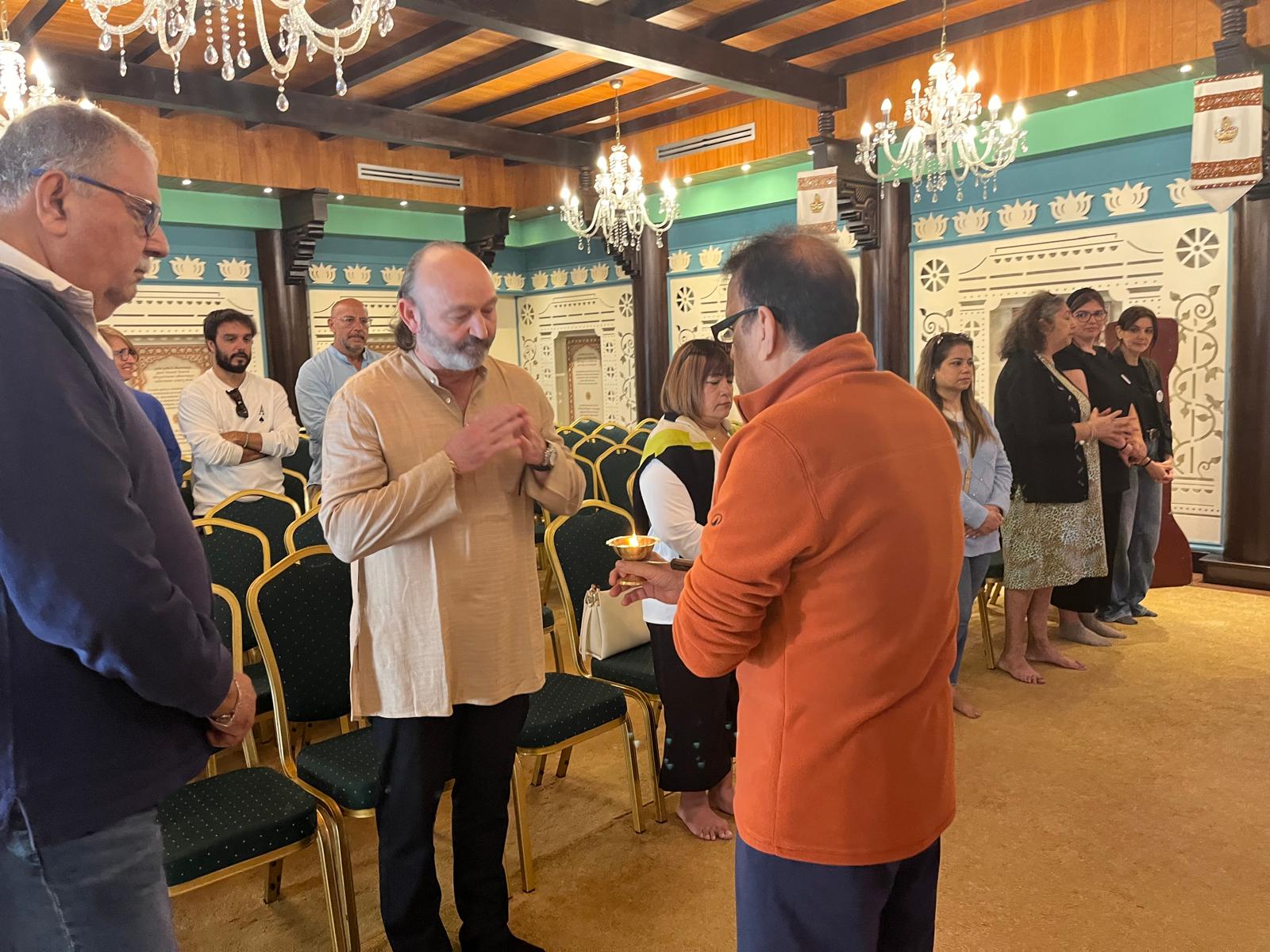 El Templo Hindú de Ceuta abre sus puertas para recibir a Moncho Ferrer en un emotivo ‘aarti’