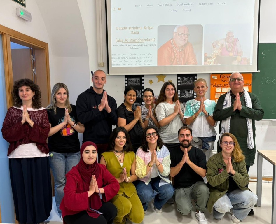Ramchandani imparte una clase magistral sobre hinduismo en la Universidad de Granada en Ceuta