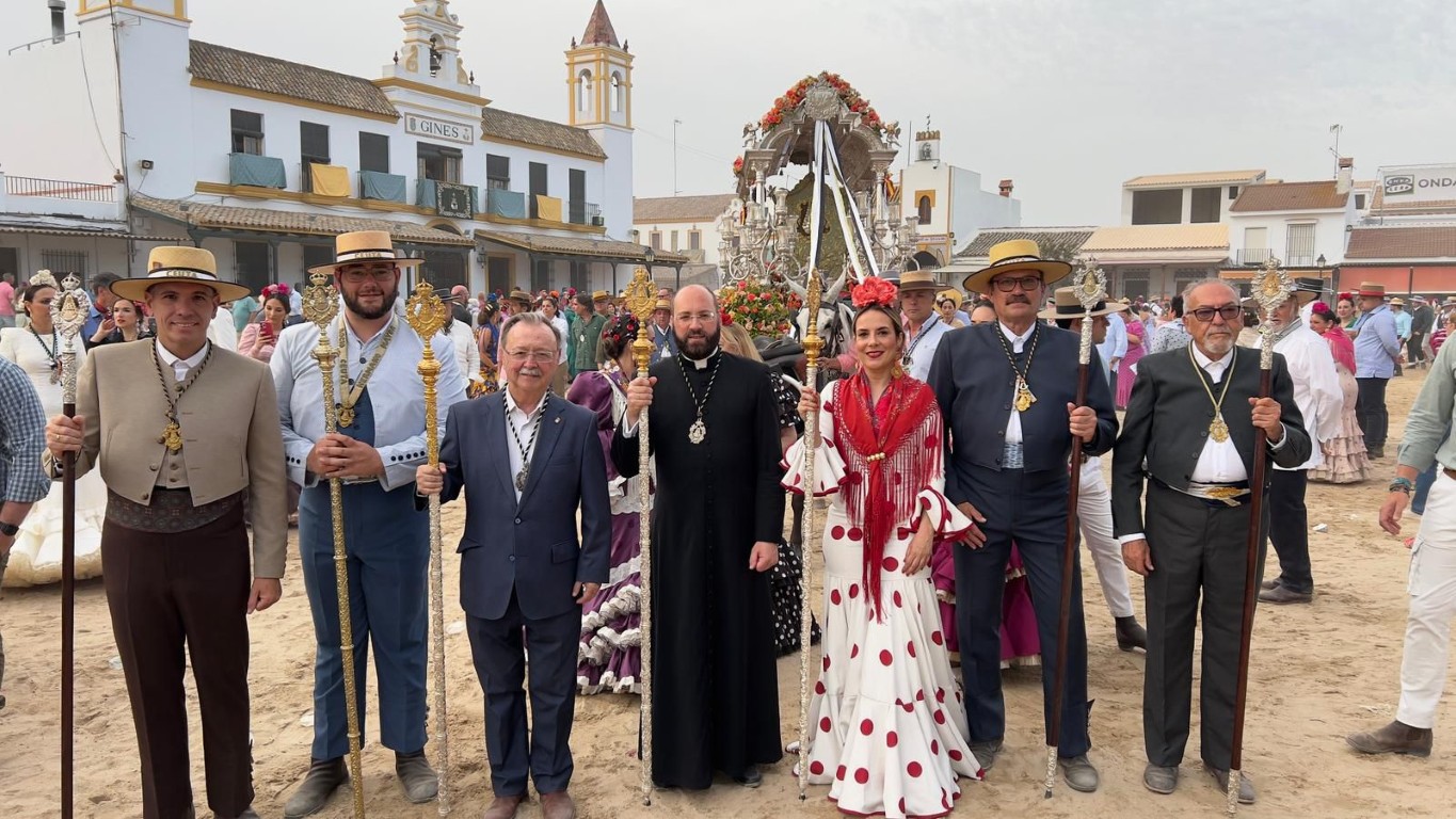 Vivas acompaña a la Hermandad del Rocío de Ceuta en su presentación ante la Matriz de Almonte