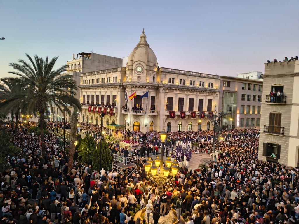 Una Plaza de África abarrotada se rinde ante La Legión y El novio de la muerte 
