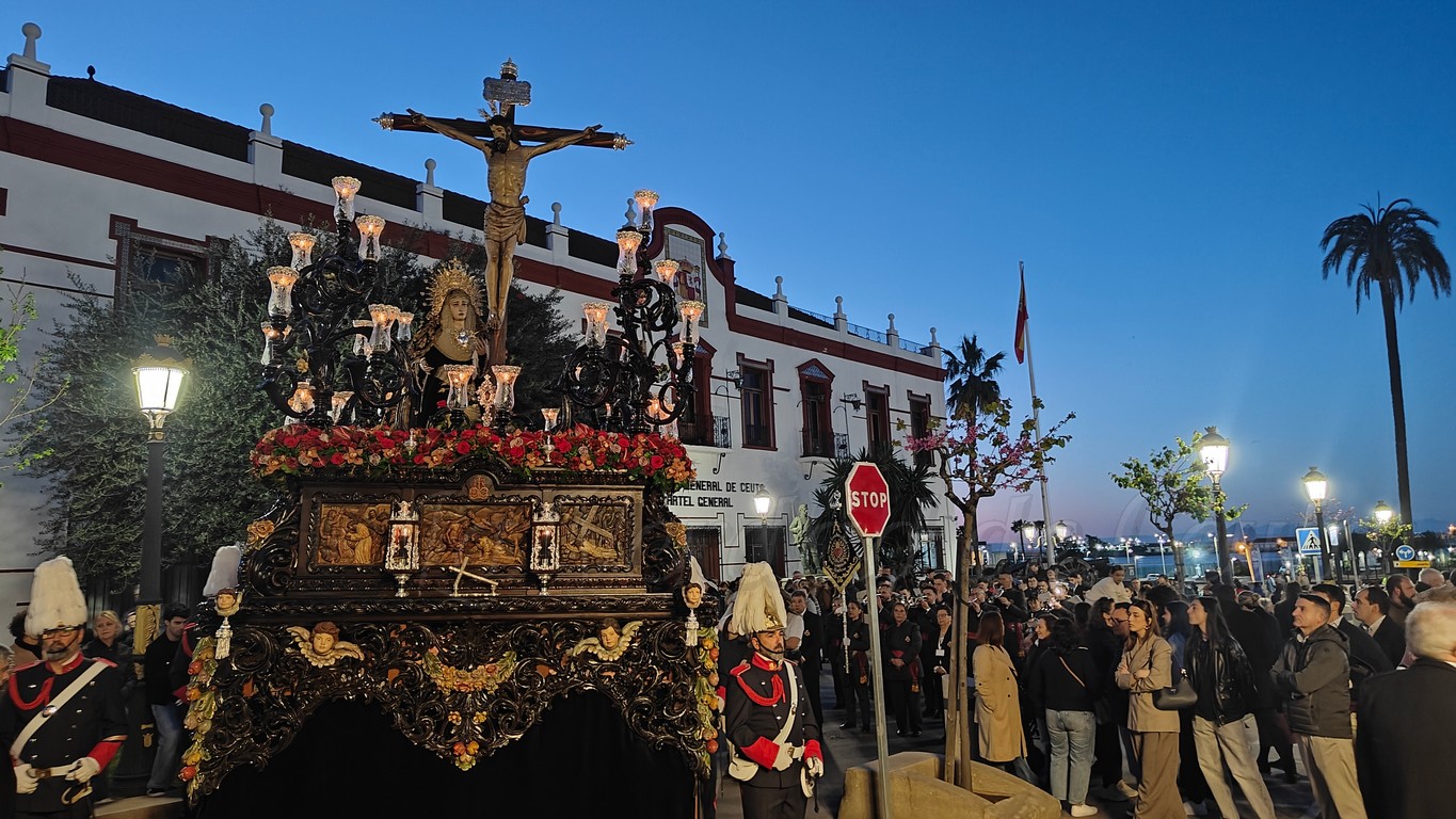 La Vera Cruz y el Desamparo iluminan la noche ceutí en una procesión de recogimiento
