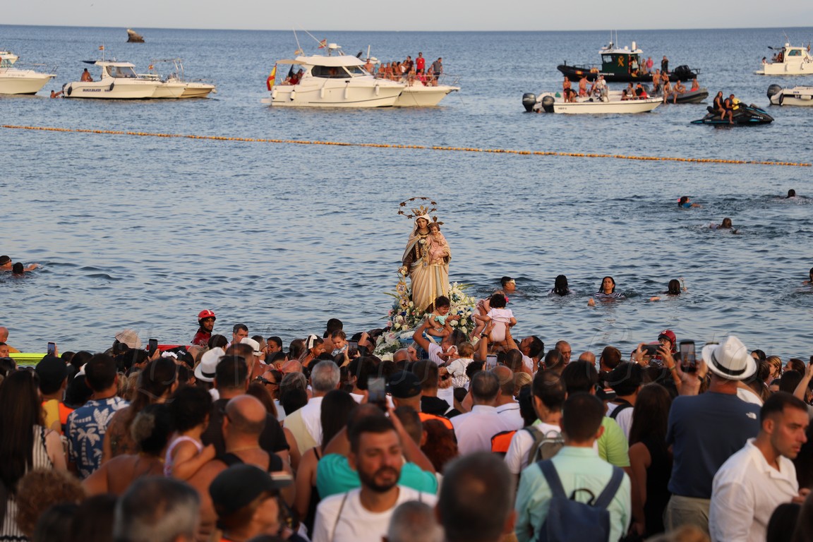 La Almadraba renueva su devoción a la Virgen del Carmen con una multitudinaria procesión por tierra y mar