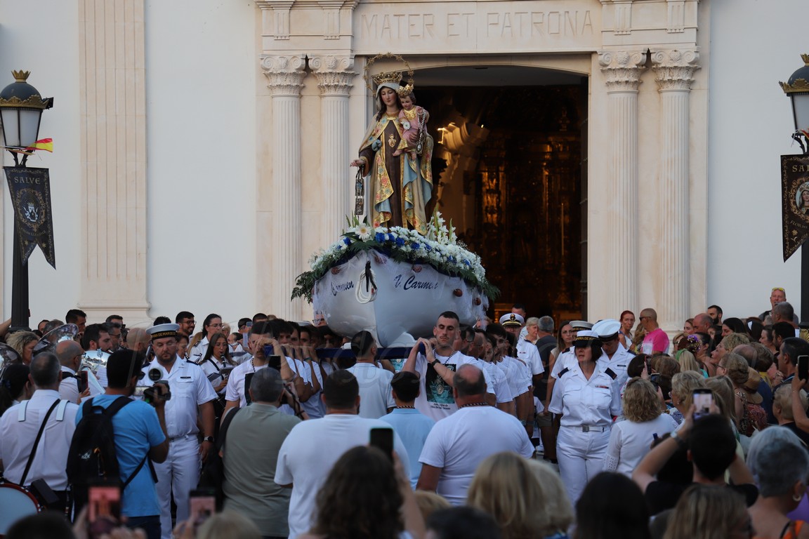 Cientos de fieles acompañan a la Virgen del Carmen en su procesión por el centro de Ceuta