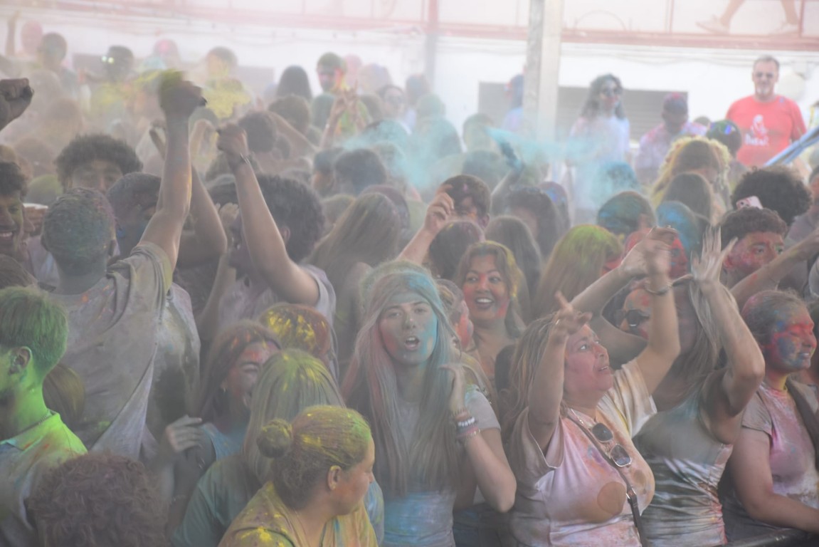 Ceuta se tiñe de color: más de 1.500 personas celebran el Holi en una gran fiesta de convivencia