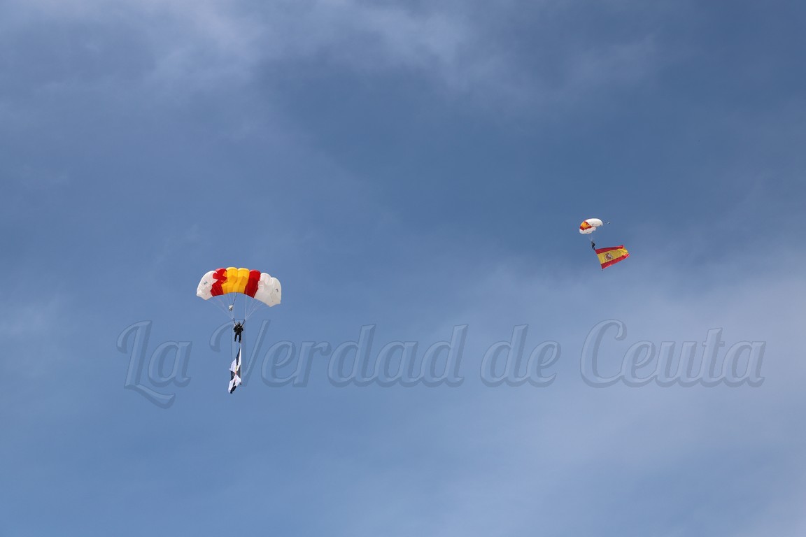 Paracaidistas del Ejército protagonizan un espectacular salto sobre la playa de La Ribera ante cientos de espectadores