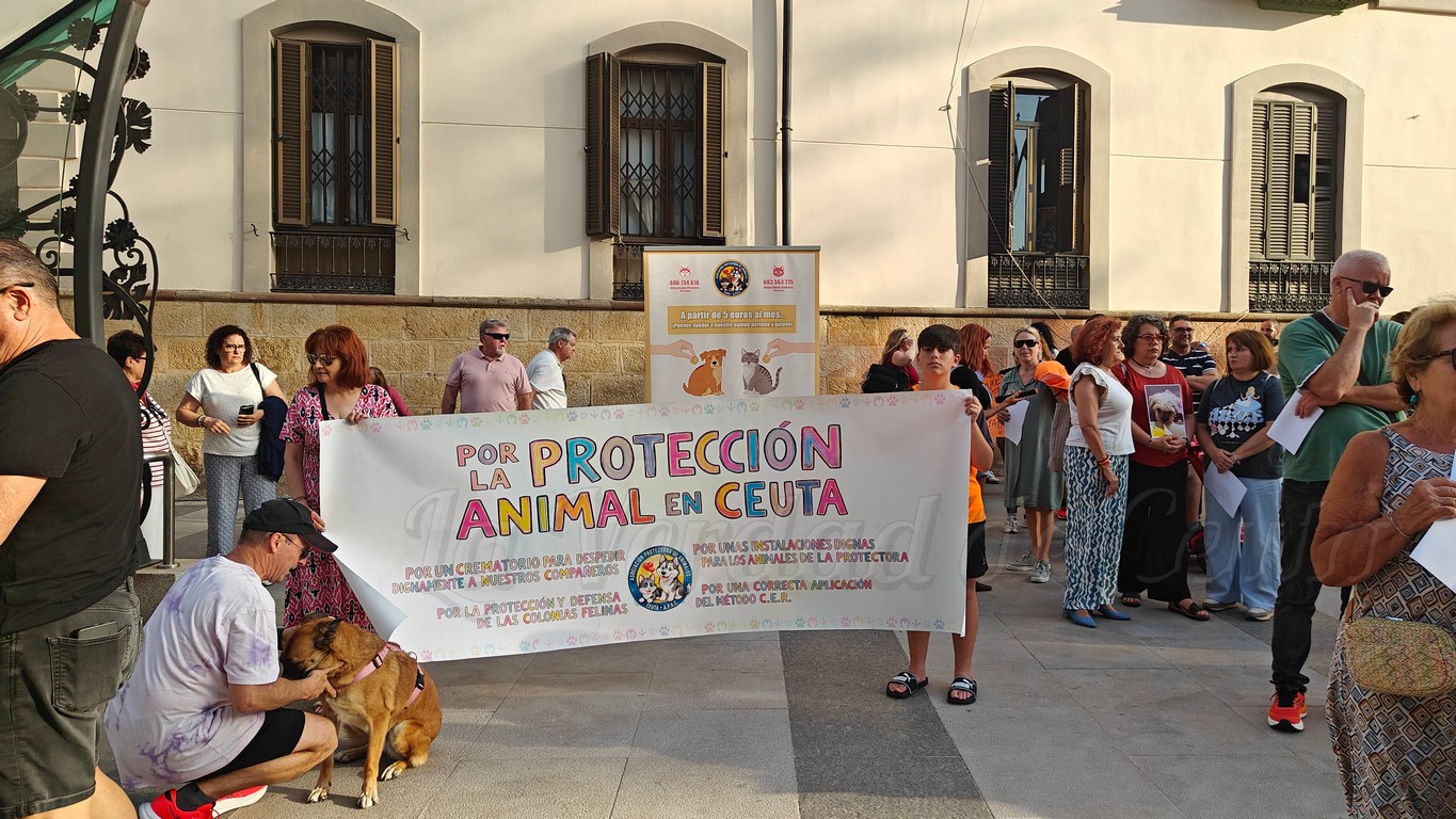 La Protectora defiende el carácter “animalista y no partidista” de la concentración y responde a Nabila Benzina