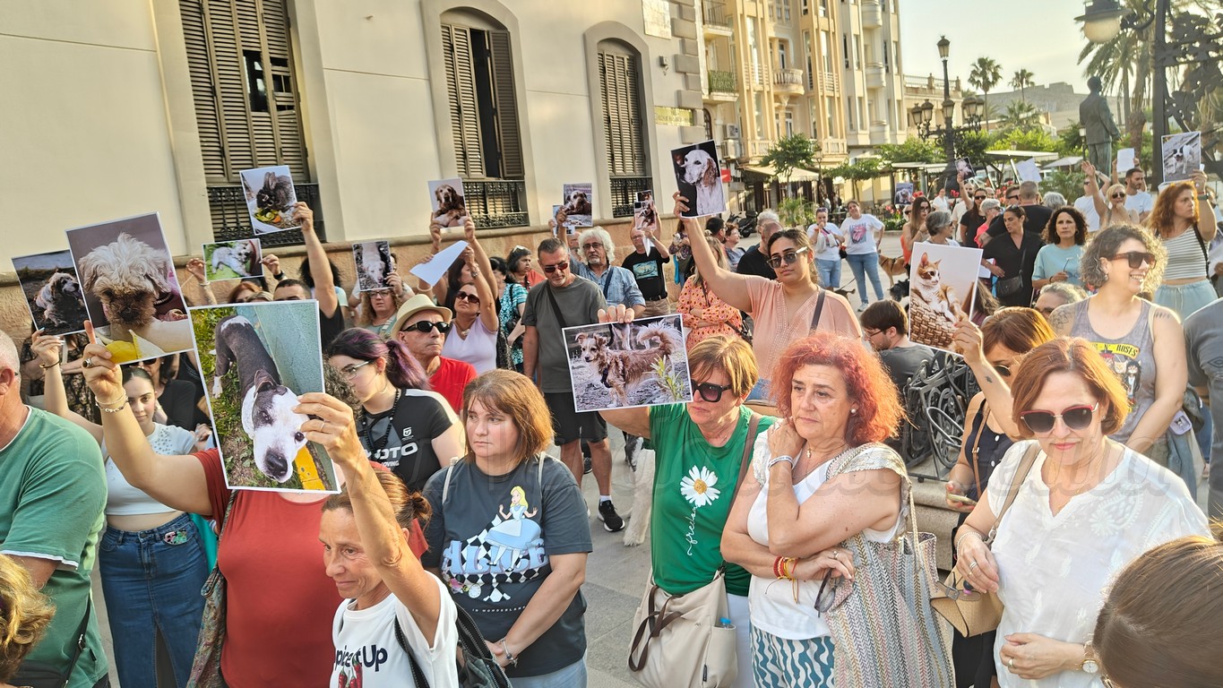 La Protectora reúne a cerca de 200 personas para reclamar mejoras en bienestar animal