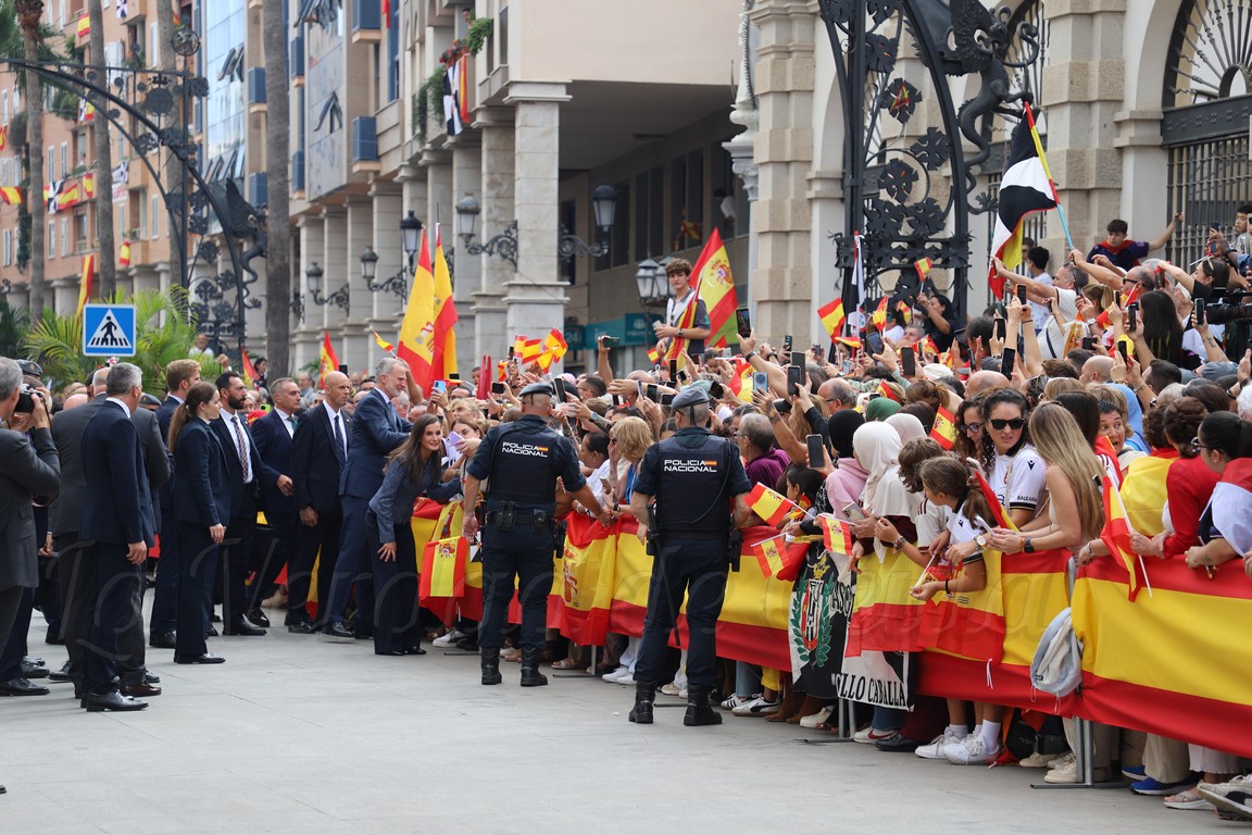 Los Reyes se dan un baño de multitudes a su llegada a Ceuta
