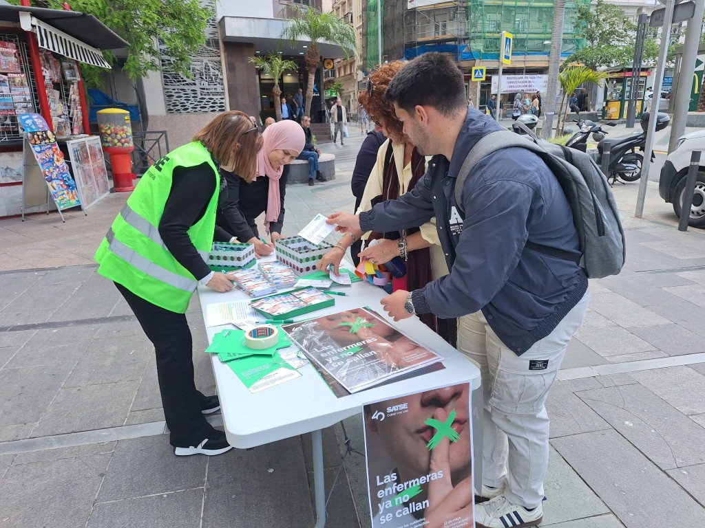 SATSE reclama más enfermeras, matronas y fisioterapeutas en Ceuta con una recogida de firmas en la Plaza de los Reyes