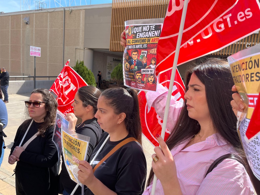 Protesta de UGT en Ceuta contra el nuevo convenio del textil por el riesgo de recortes laborales
