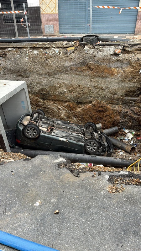 Un coche aparece volcado dentro de una obra en Hadú en plena madrugada de temporal
