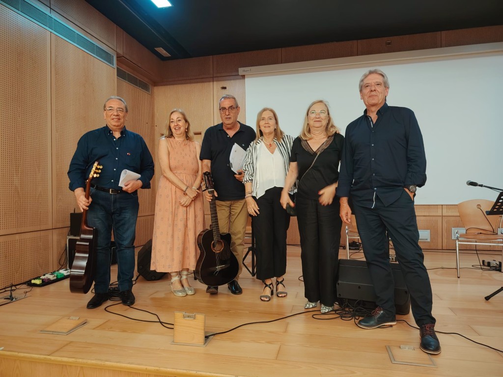 Francisco Luis Jiménez “Chiki” pone la nota musical en la clausura de los talleres del Centro del Mayor