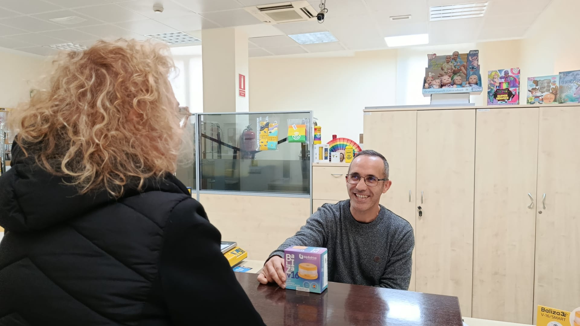 Correos distribuye en sus oficinas de Ceuta las balizas V16 de la DGT 