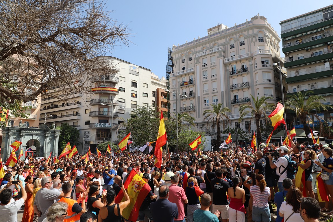 La Plaza de los Reyes se convierte en el escenario de una contundente reivindicación de seguridad, unidad y protección para Ceuta