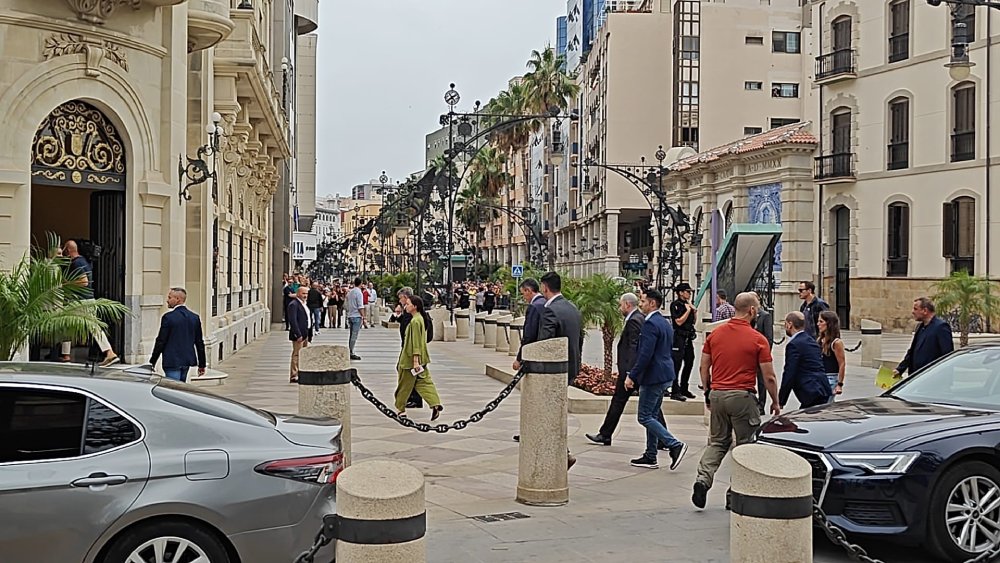 Pedro Sánchez es recibido en Ceuta con insultos y gritos de dimisión 