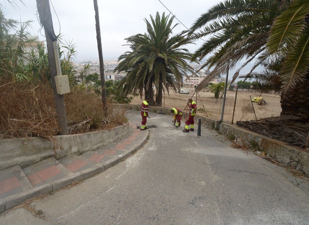 Operarios de Obimace inician unos trabajos en la calle Alcalá del Valle.