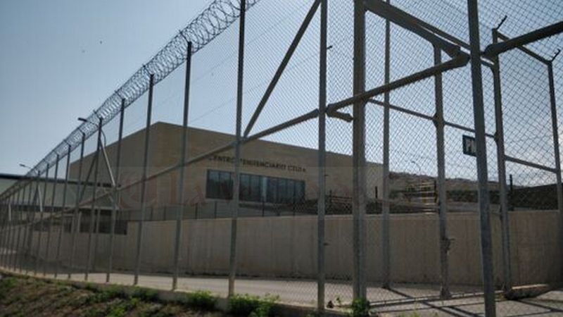 La Audiencia Provincial envía a prisión con fianza a la policía local detenida en el Tarajal