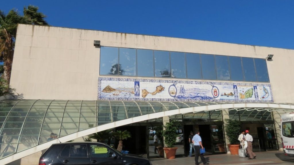 Acusado de intentar pasar a un 'sin papeles' a la península y de falsedad documental